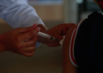 Campinas inicia vacinação de jovens em escolas estaduais