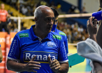 O técnico Marcos Pacheco alertou para as dificuldades da partida contra o time mineiro. Foto: Pedro Teixeira/Vôlei Renata