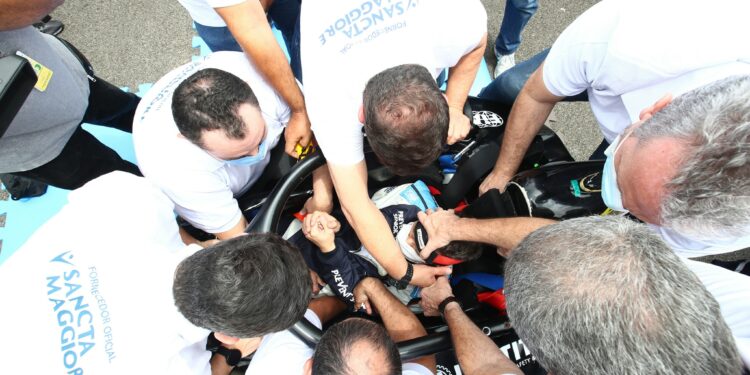 Equipe médica ensaia resgate de piloto em simulado para o GP São Paulo de Fórmula 1 Foto: Beto Issa/Divulgação/Fotos Públicas