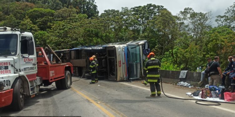 O ônibus de turismo levava 66 passageiros, de São Paulo até Paraty. Fotos: Corpo de Bombeiros/Divulgação