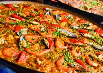 Paella de frutos do mar, prato típico espanhol, é uma das opções gastronômicas Fotos: Divulgação
