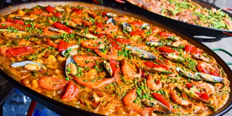 Paella de frutos do mar, prato típico espanhol, é uma das opções gastronômicas Fotos: Divulgação