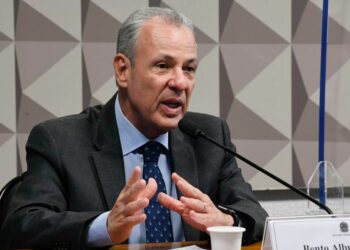 O ministro das Minas e Energia, Bento Albuquerque, presta esclarecimentos no Senado: justificativa para a alta dos combustíveis - Foto: Agência Brasil