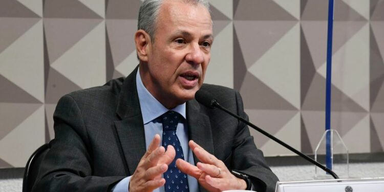 O ministro das Minas e Energia, Bento Albuquerque, presta esclarecimentos no Senado: justificativa para a alta dos combustíveis - Foto: Agência Brasil