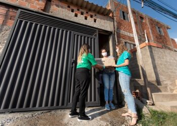 Moradora de comunidade de Campinas recebe a caixa com o Aedes do Bem, doação da Oxitec em parceria com o Projeto Primavera  - Foto: Andreia Prado/Divulgação