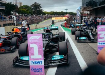 O britânico Lewis Hamilton, da Mercedes, sai na frente na Sprint Qualifying, que defini o grid. Foto: Divulgação