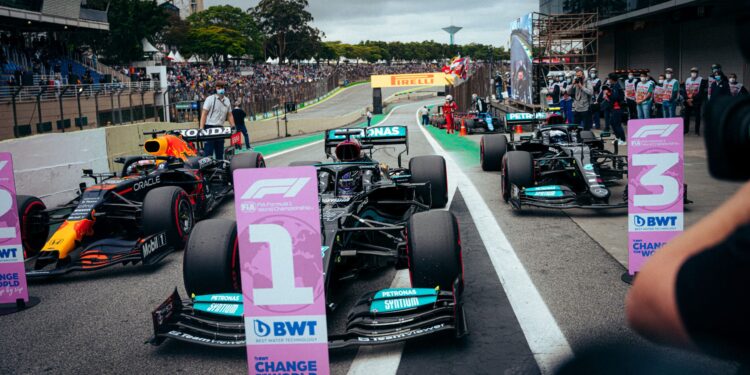 O britânico Lewis Hamilton, da Mercedes, sai na frente na Sprint Qualifying, que defini o grid. Foto: Divulgação