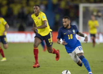 Neymar, estrela da companhia, em lance do jogo do primeiro turno, na Colômbia, empate por zero a zero Foto: Lucas Figueiredo/CBF