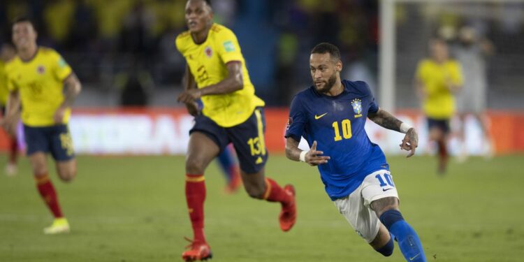Neymar, estrela da companhia, em lance do jogo do primeiro turno, na Colômbia, empate por zero a zero Foto: Lucas Figueiredo/CBF