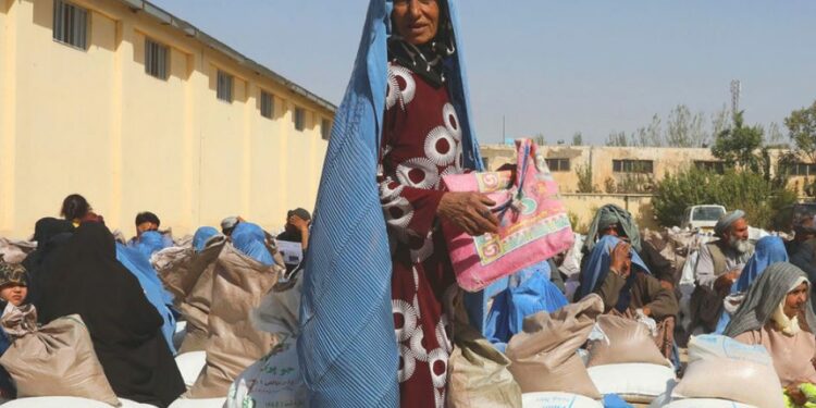 Segundo a ONU, os preços subiram à medida que as mercadorias se tornaram mais escassas: punição para os afegãos mais pobres e vulneráveis - Foto: PMA/ Marco Di Lauro