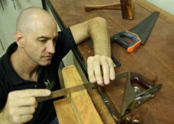 Festival de marcenaria ensina a transformar habilidade em renda