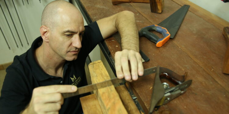 Festival de marcenaria ensina a transformar habilidade em renda