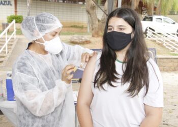 Jovem é imunizada em Jaguariúna: secretária alerta para manter os cuidados relativos à transmissão da Covid Foto: Ivair de Oliveira/PMJ/Divulgação
