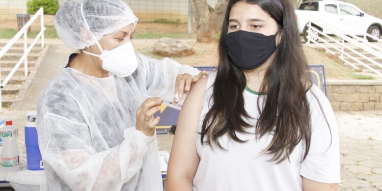 Jovem é imunizada em Jaguariúna: secretária alerta para manter os cuidados relativos à transmissão da Covid Foto: Ivair de Oliveira/PMJ/Divulgação