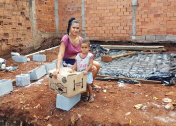Doadora anônima enviou mantimentos para a família de Thayná, que recebeu com gratidão no lugar onde será erguida a sua nova casa Foto: Leandro Ferreira/Hora Campinas