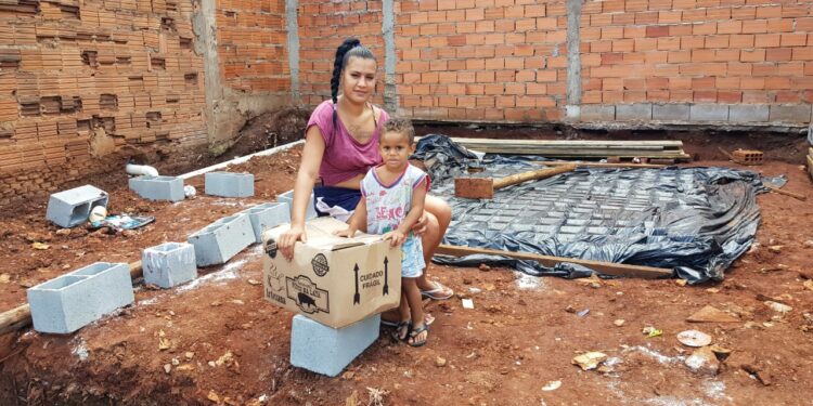 Doadora anônima enviou mantimentos para a família de Thayná, que recebeu com gratidão no lugar onde será erguida a sua nova casa Foto: Leandro Ferreira/Hora Campinas