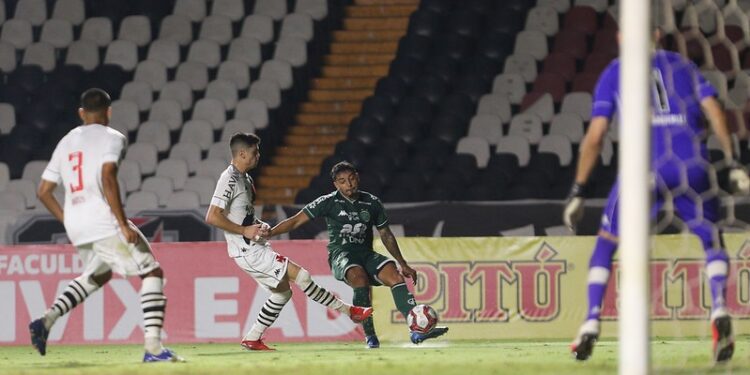 Lance do duelo entre Vasco e Guarani, pelo primeiro turno da Série B deste ano. Foto: Thomaz Marostegan/Guarani FC