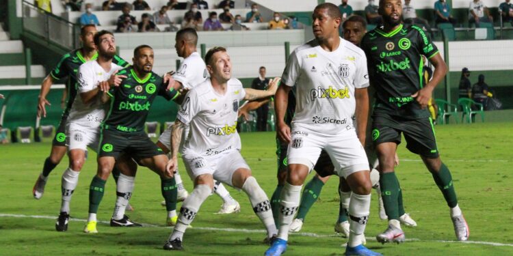 O zagueiro pontepretano Fábio Sanches marcou o primeiro dos três gols de bola parada do empate em 2 a 2 com o Goiás. Fotos: Rosiron Rodrigues/Goiás E.C.