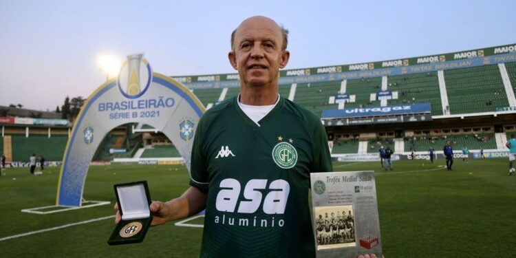 Mavile com a camisa oficial do Guarani, a medalha comemorativa do título brasileiro 1978 e pôster de campeão. Foto: Thomaz Marostegan/Guarani FC