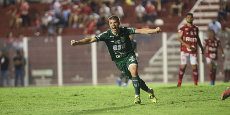 Matheus Ludke celebra primeiro gol do Guarani: sistema da arbitragem de vídeo não funcionou e isso interferiu no resultado 
Foto: Thomaz Marostegan/Guarani FC
