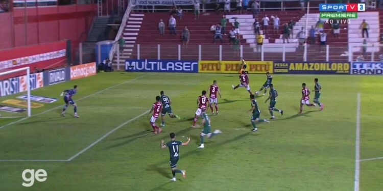 Lance do terceiro gol do Guarani na partida, marcado por Lucão do Break (centro da área). A arbitragem, sem o VAR, marcou impedimento no lance. Foto: Reprodução