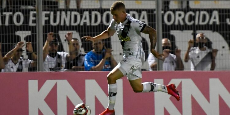 Léo Naldi marcou o gol da vitória sobre o CRB e saiu com dores no tornozelo: dúvida para o jogo contra o Botafogo. Foto: Ponte Press/Álvaro Jr. 