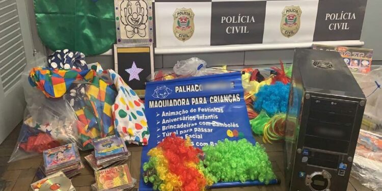 Materiais apreendidos na casa do suspeito: compartilhamento de imagens de pornografia infantil - Foto: Divulgação/Polícia Civil