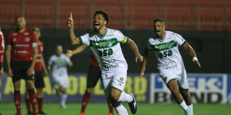 Bruno Silva comemora o gol da vitória do Guarani. Fotos: Thomaz Marostegan/Guarani FC