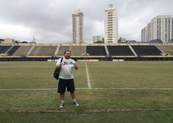 Fernando Martinez no estádio Primeiro de Maio, em São Bernardo, no jogo de número 3 mil que acompanhou de perto. Fotos: Arquivo Pessoal