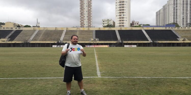 Fernando Martinez no estádio Primeiro de Maio, em São Bernardo, no jogo de número 3 mil que acompanhou de perto. Fotos: Arquivo Pessoal