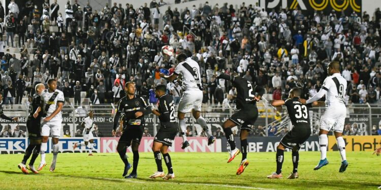 Em uma partida morna, a Macaca criou poucas chances de gol no Majestoso. Fotos: Ponte Press/Álvaro Jr. 