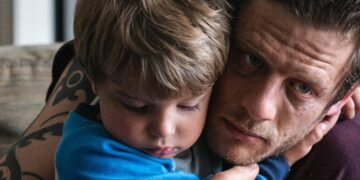John (James Norton) e o filho Michael (Daniel Lamont): busca por um lar Fotos: Divulgação