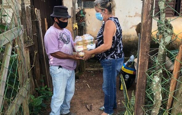 Voluntária do Covida em entrega de cesta: campanha da Páscoa precisa de 400 caixas de bombom - Foto: Divulgação