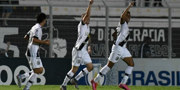 Os três gols da vitória da Macaca foram marcados na etapa final da partida. Fotos: Ponte Press/Álvaro Jr.