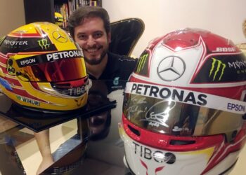 Raí Caldato com os capacetes  que desenhou especialmente para  para Lewis Hamilton. Fotos: Arquivo Pessoal/Divulgação
