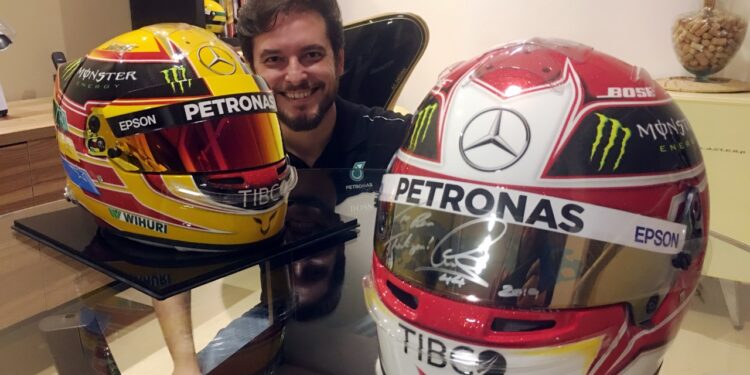 Raí Caldato com os capacetes  que desenhou especialmente para  para Lewis Hamilton. Fotos: Arquivo Pessoal/Divulgação