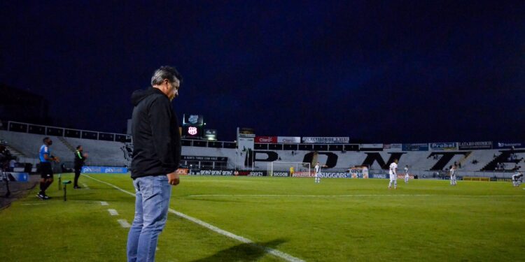 Gilson Kleina vive a expectativa pela decisão do clube sobre seu futuro no cargo. Foto:  Ponte Press/Álvaro Jr. 