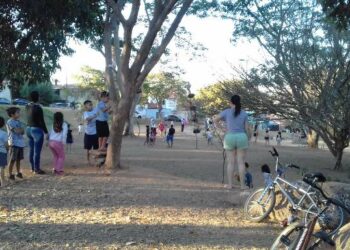 Praça no Parque São Quirino ganhou vida com o projeto dos balanços:  crianças e adultos passaram a ocupar o espaço - Fotos: Arquivo Pessoal