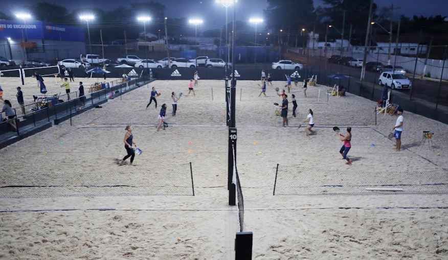 Beach tennis vira esporte da vez em cidades sem praia - Vogue