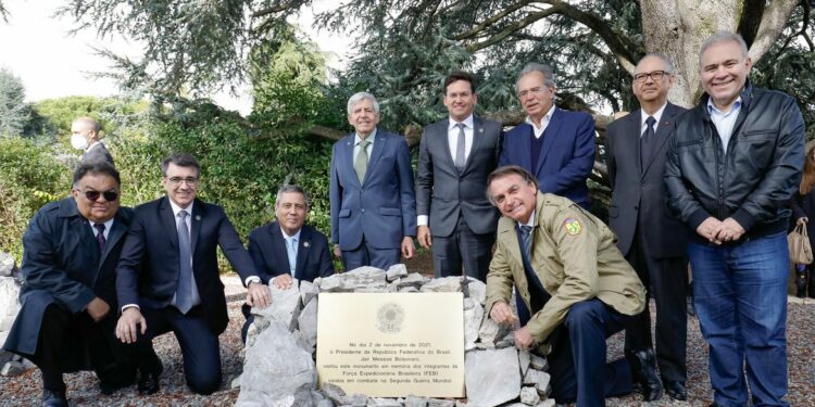 Presidente com ministros e membros da comitiva brasileira no monumento ao soldado desconhecido, em Pistoia, na Itália Foto: Alan Santos/PR