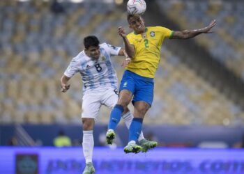 Danilo disputa bola em jogo da final da Copa América, no Maracanã, perdida pelo Brasil por 1 a 0 Foto: Lucas Figueiredo/CBF
