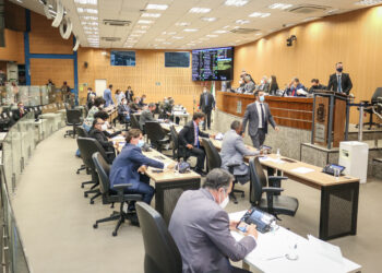 Sessão da Câmara que definiu o aumento de salários para servidores efetivos e comissionados. Foto: Divulgação / CMC