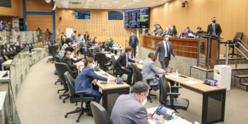 Sessão da Câmara que definiu o aumento de salários para servidores efetivos e comissionados. Foto: Divulgação / CMC