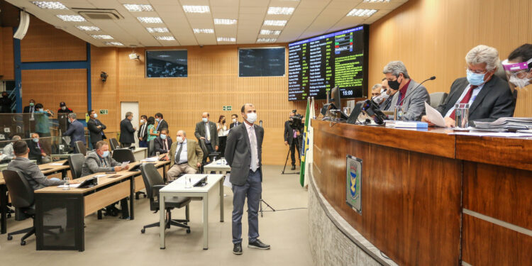 Câmara de Campinas vota aumento de até 40% nos salários de funcionários