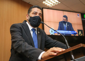 O vereador Carlinhos Camelô, em discurso na tribuna da Câmara. Foto: Divulgação/ CMC