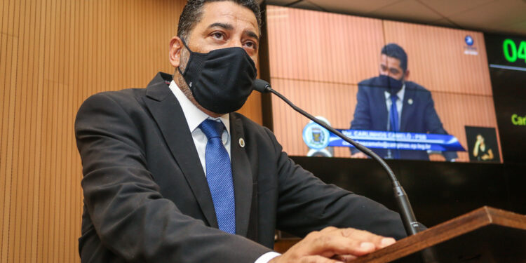 O vereador Carlinhos Camelô, em discurso na tribuna da Câmara. Foto: Divulgação/ CMC