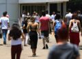 Estudantes na prova do Enem: requisito necessário para concorrer a vagas do Sisu, Prouni e Fies - Foto: Agência Brasil