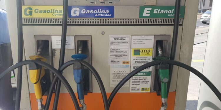 A média nacional do preço do litro da gasolina comum é de R$ 6,773 nesta quinta-feira (3)