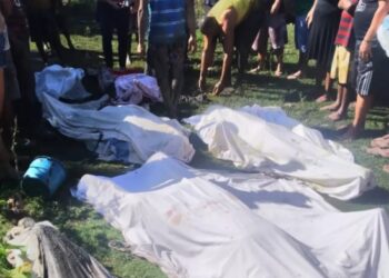 Mortos cobertos com pano branco, em São Gonçalo. Reprodução de Redes Sociais