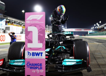 O piloto Lewis Hamilton comemora a pole. Foto: Divulgação